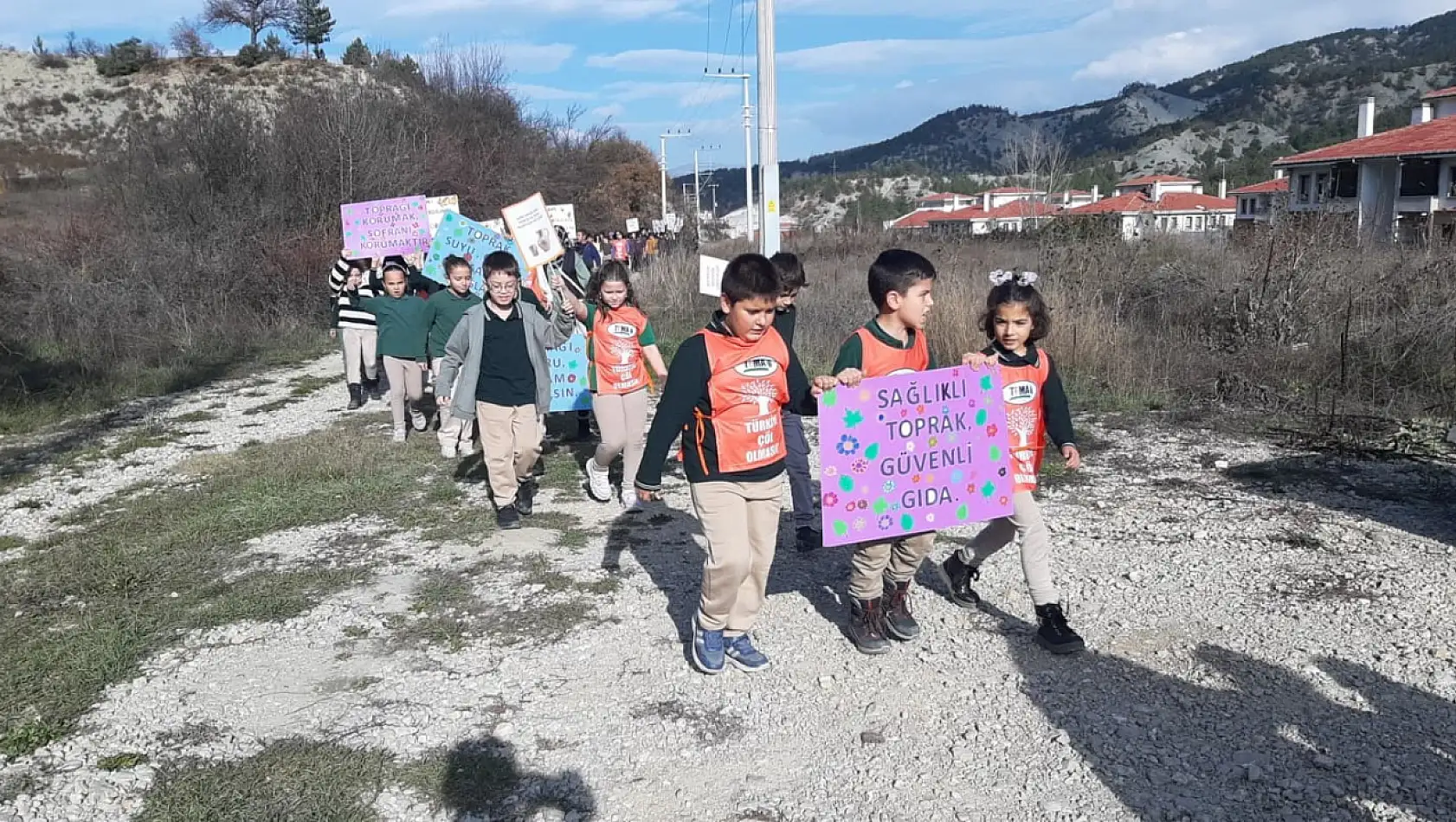 Mudurnu'da öğrenciler erozyon farkındalığı için yürüdü