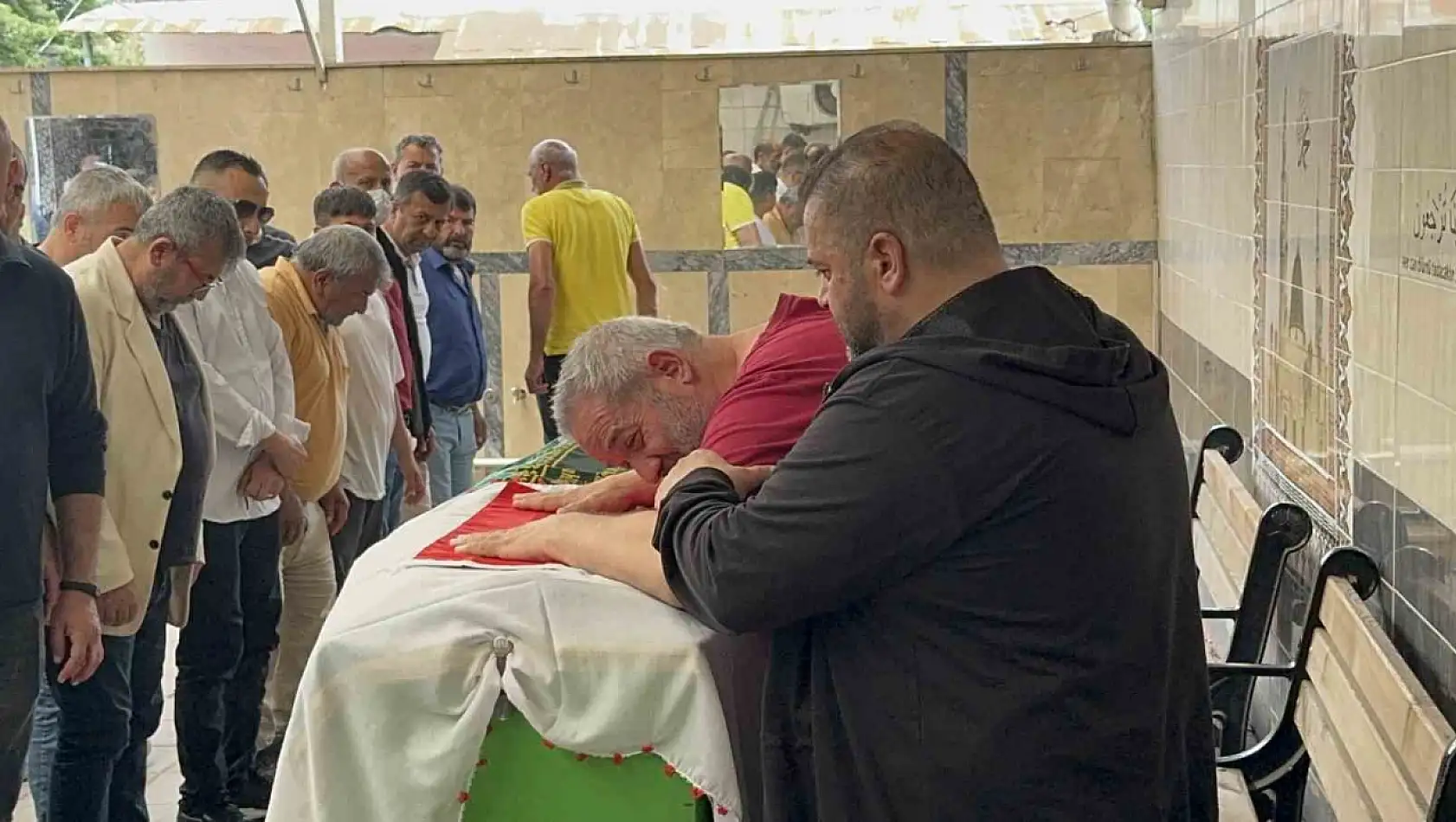 Nefes borusuna yemek kaçması sonucu vefat eden minik kız son yolculuğuna uğurlandı