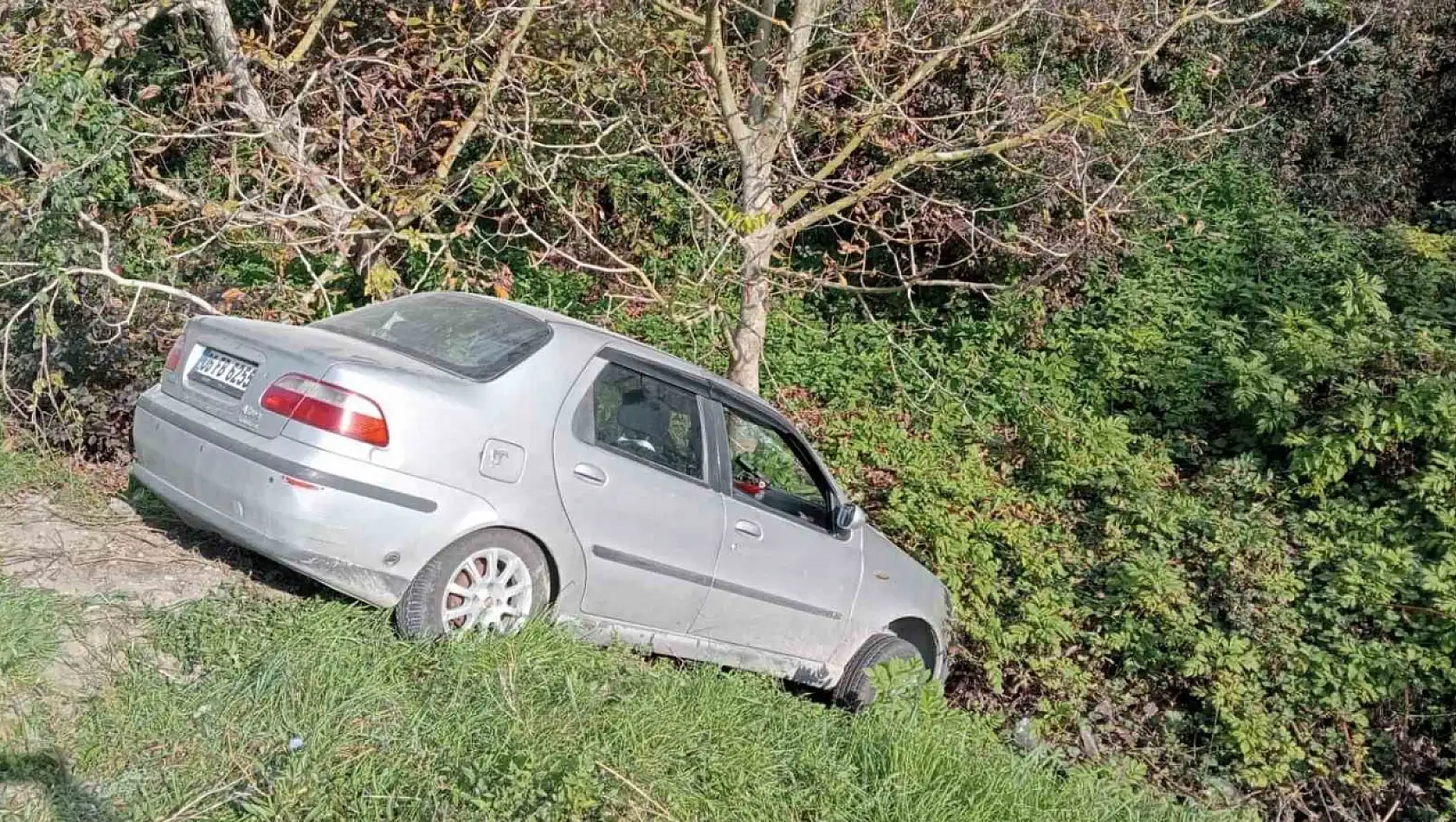 Otomobilini mıcıra kaptırdı, ağaçlık alana savruldu