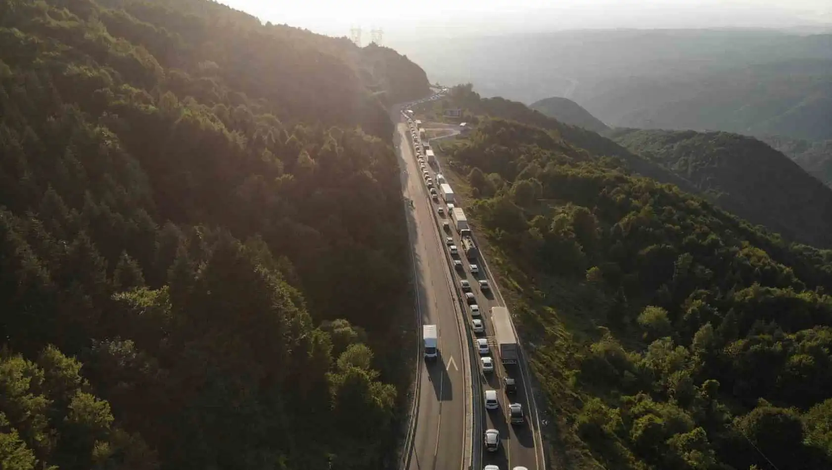 Pazar günü Bolu'dan İstanbul'a ağır taşıtlara geçiş sınırlandırıldı