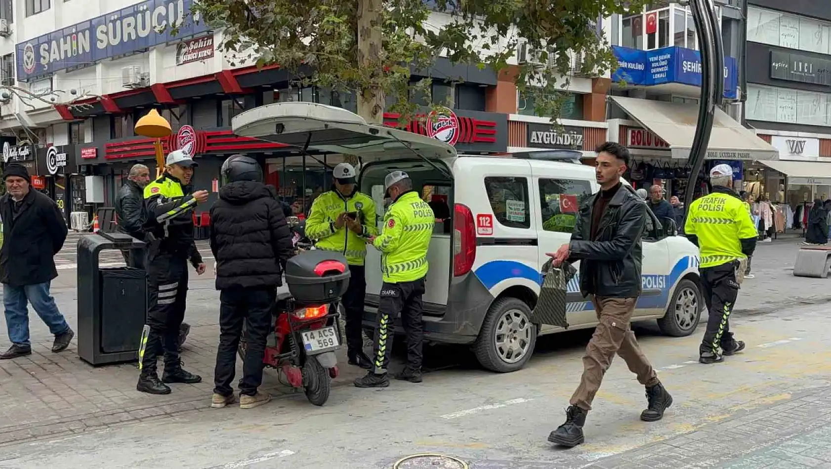 Polis, girilmesi yasak olan caddeye giren sürücülere göz açtırmadı