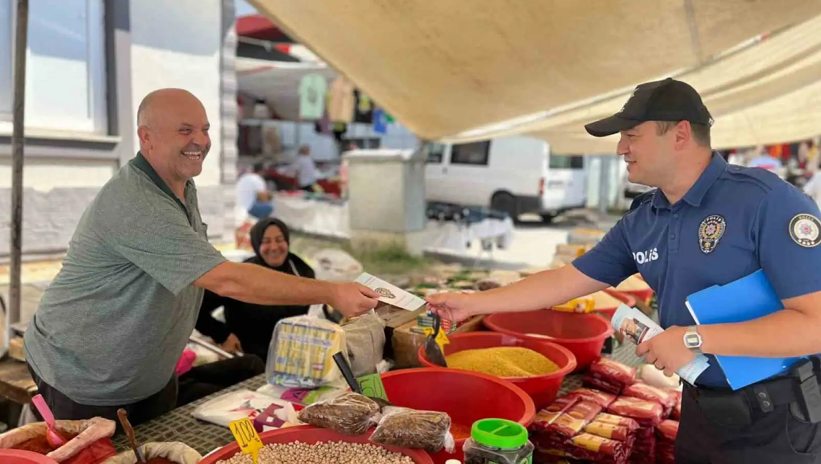 Polisler KADES'i tanıtmaya devam ediyor