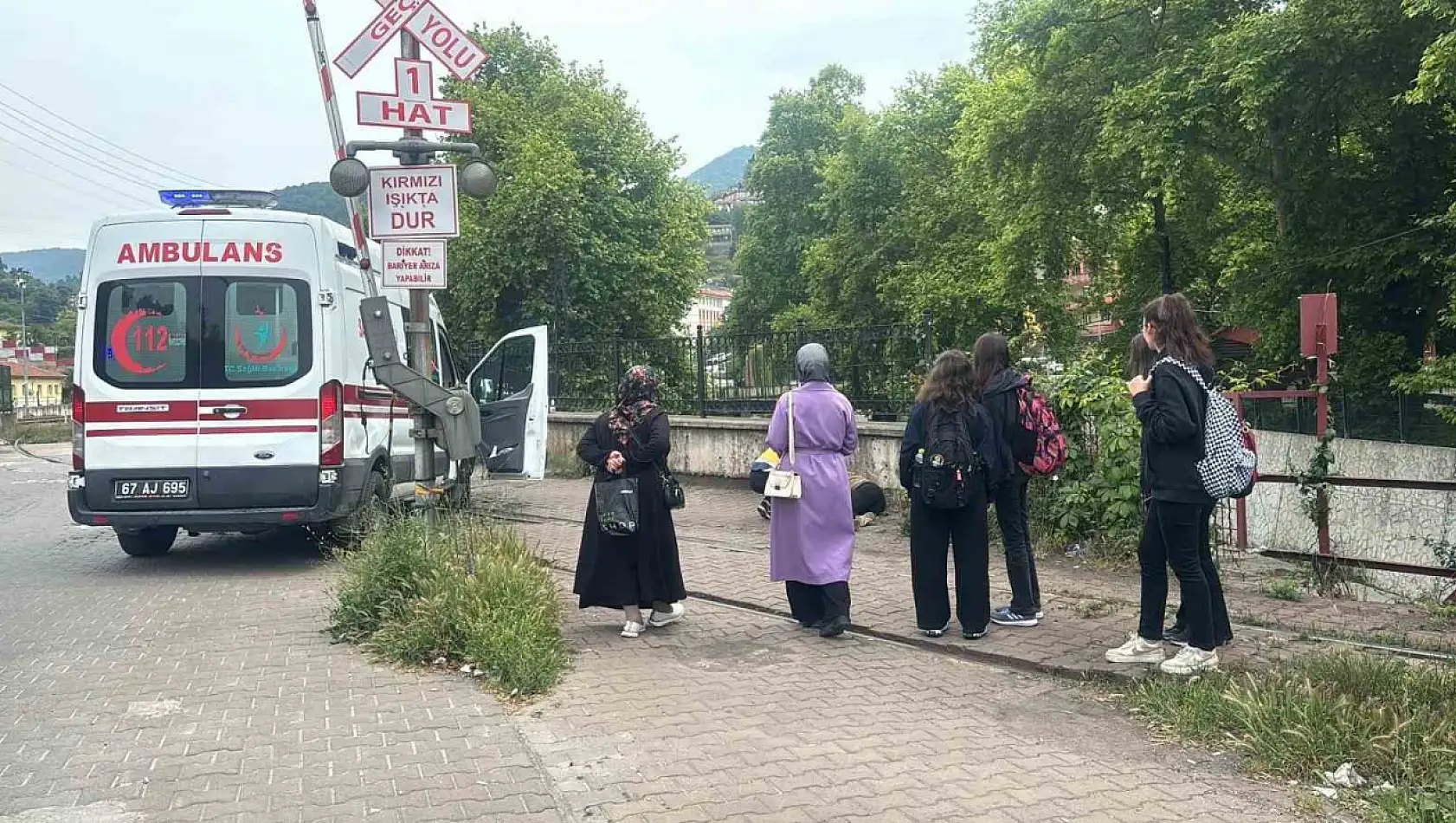 Tren raylarının üstünde baygınlık geçirdi