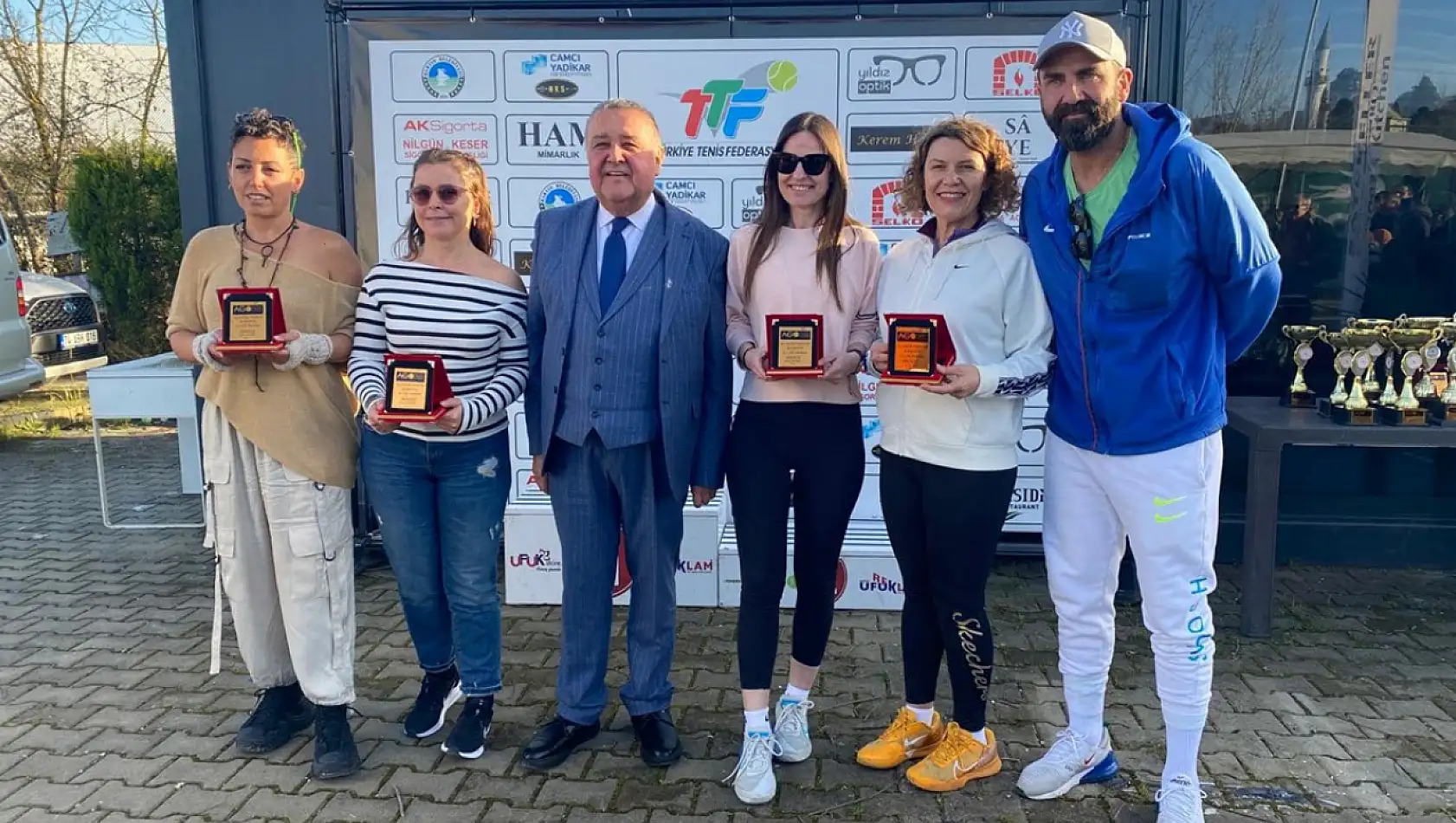 Tenis Turnuvasında dereceye girenler ödüllerini aldı