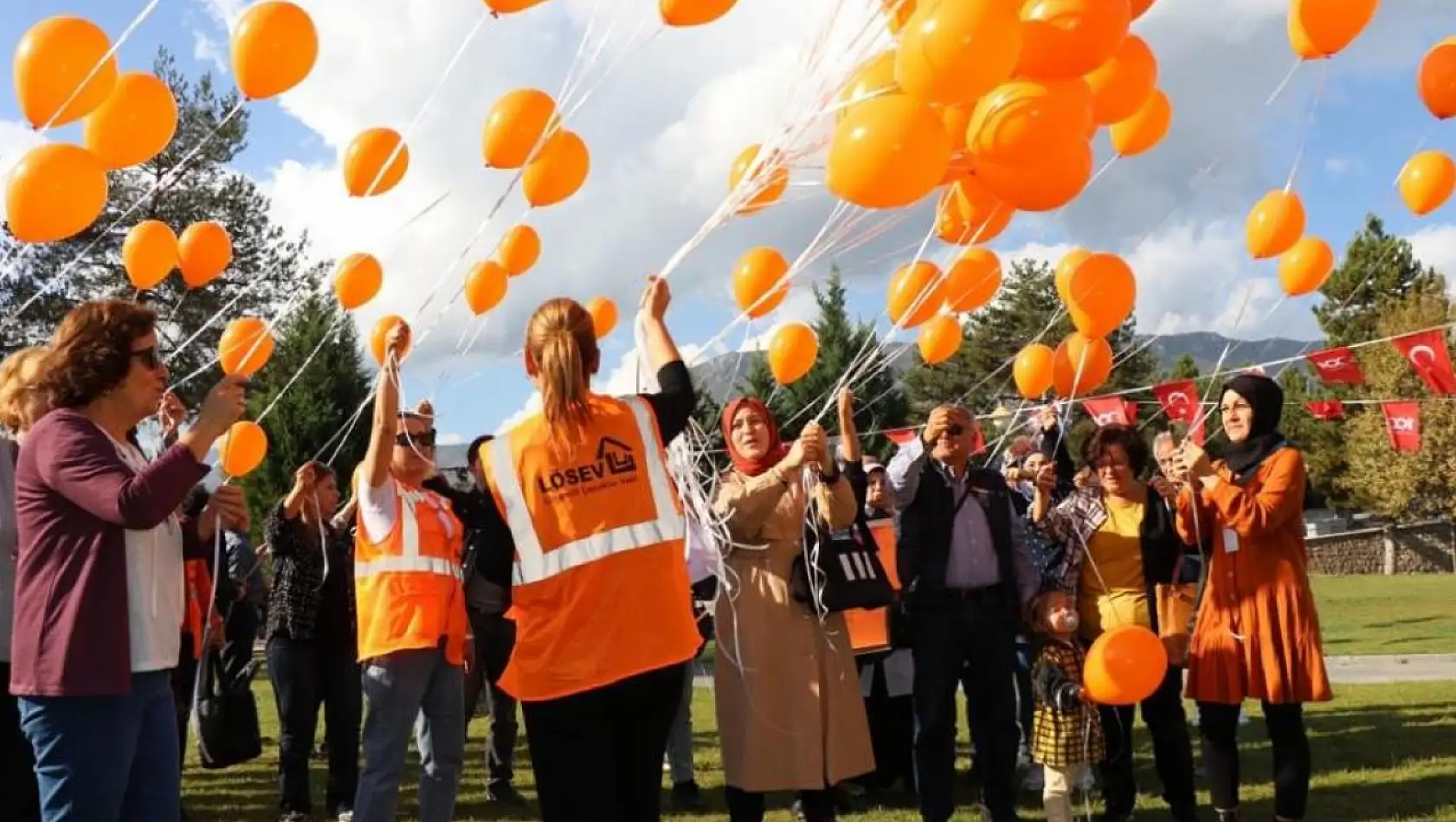 Turuncu balonlar lösemili çocuklar için gökyüzünde