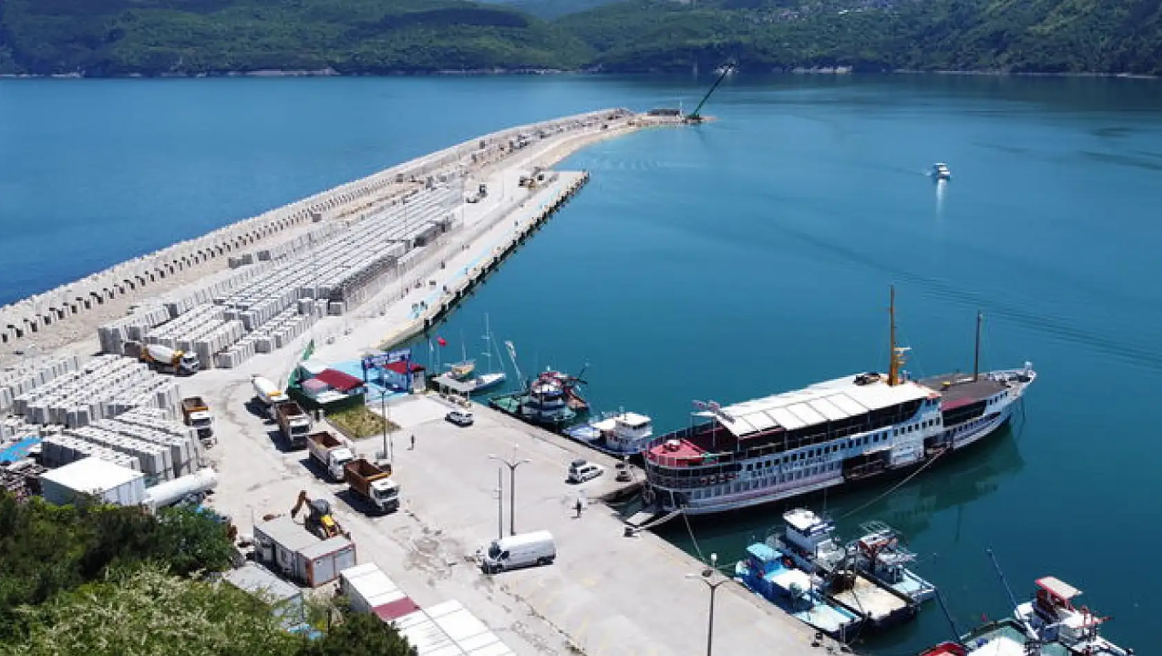 ULAŞTIRMA VE ALTYAPI BAKANLIĞI AMASRA LİMANI KAZIKLI İSKELE GERİ SAHA DÜZENLEMESİ İŞİ YAPTIRACAK