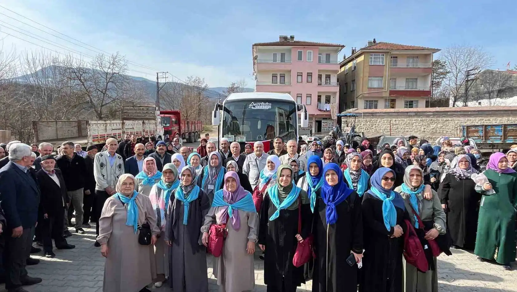 Umre için kutsal topraklara giden kafile dualarla uğurlandı