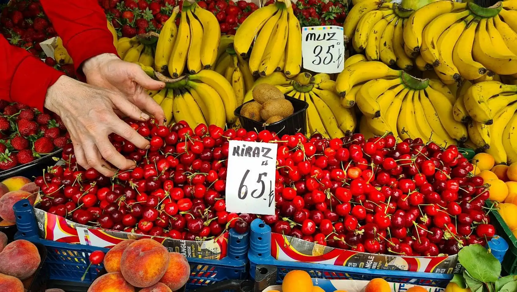 Kiraz 65 TL'den tezgahlardaki yerini aldı