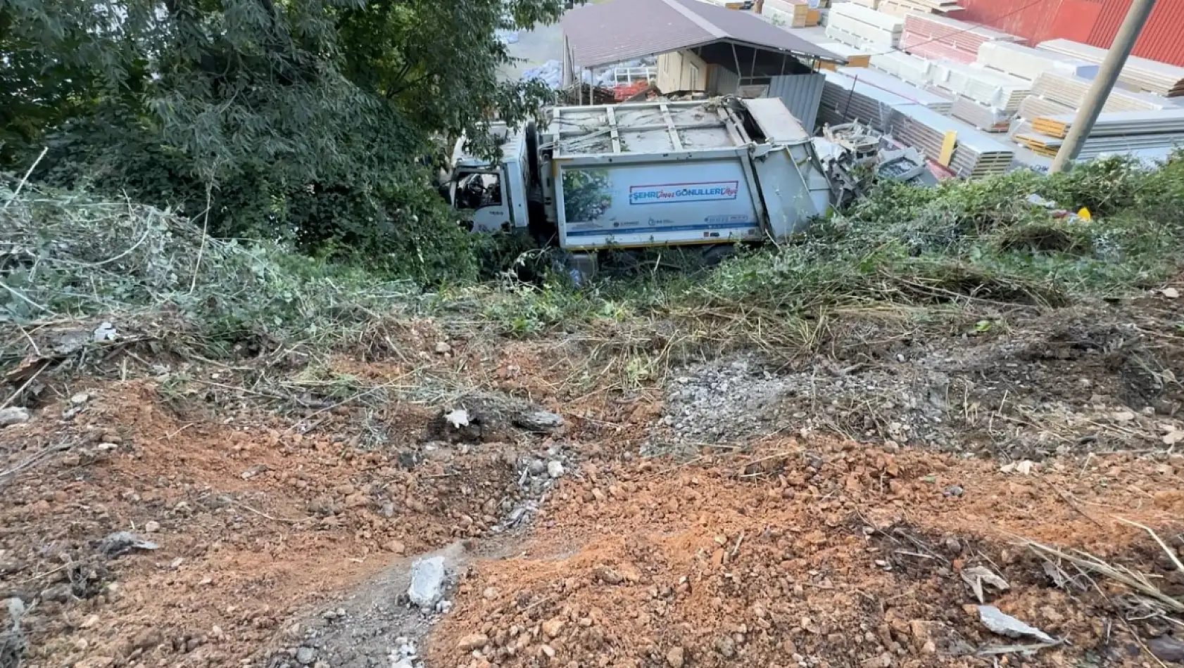 Yol vermek isterken çöp kamyonuyla 10 metrelik şarampole devrildiler: 3 yaralı