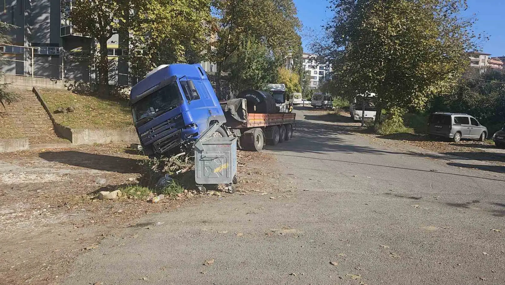 Çelik sac yüklü tır yan yattı