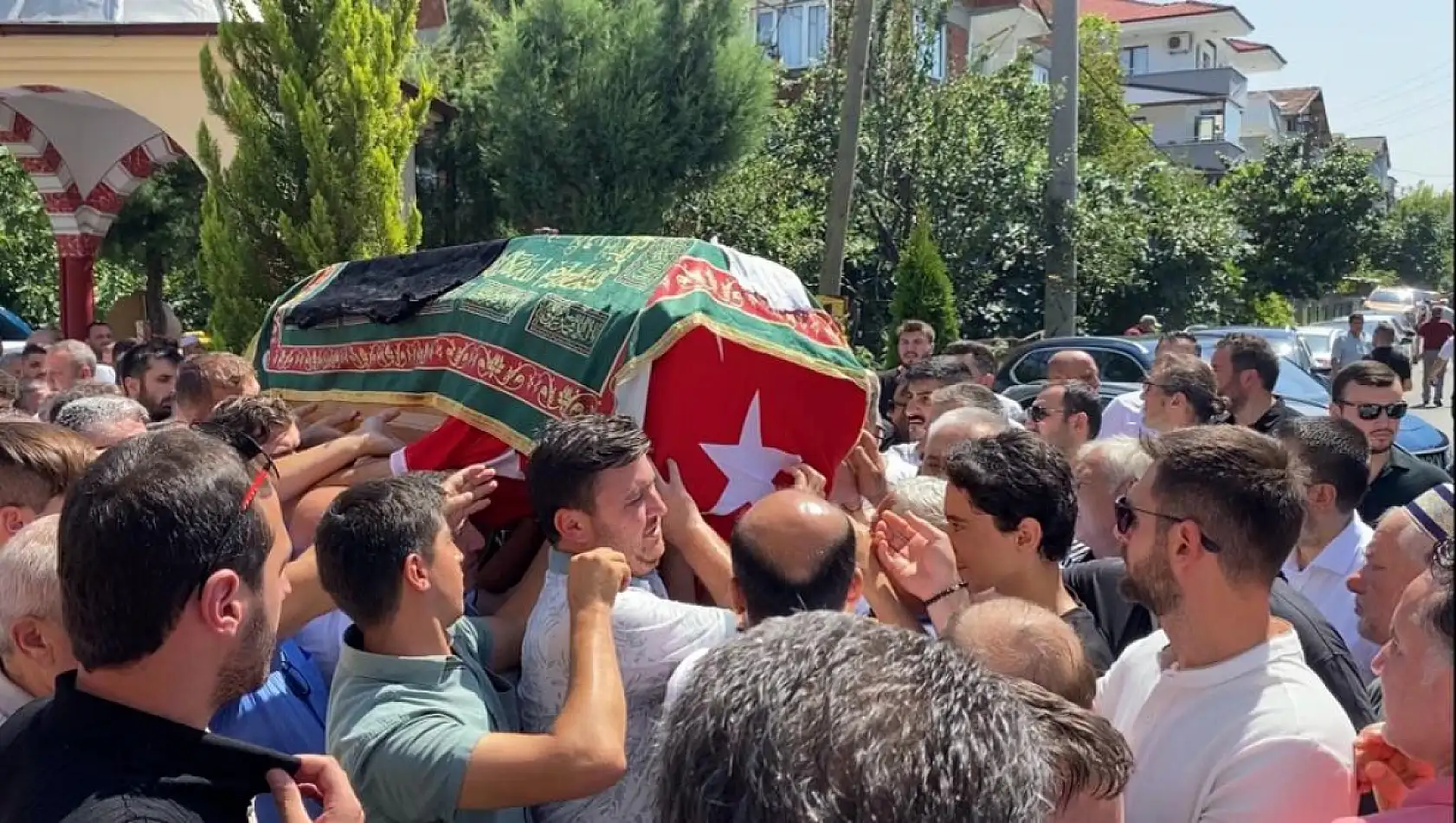 Binlerce kişi uğurladı