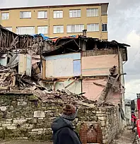 Ahşap bina yıkıldı