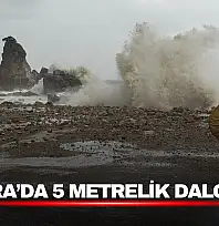 Amasra'da Fırtına Alarmı! Dev Dalgalar Kayaları Kıyıya Taşıdı