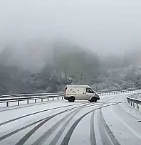 Amasra'da kar yağışı sürücülere zor anlar yaşattı