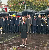 Çelenk sunma töreni düzenlendi