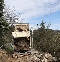 Düzce'de kayan köy yoluna müdahale edildi