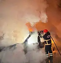 Düzce'de seyir halindeyken yanan otomobil kullanılamaz hale geldi
