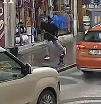 Etrafa ateş açıp, 4 kişiyi yaraladı