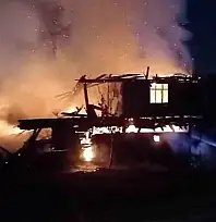Kastamonu'da alevlere teslim olan iki katlı ev küle döndü