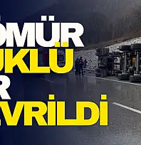 Kömür yüklü tır devrildi