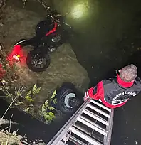 Motosikletiyle dereye uçtu