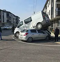 Otomobilin çarptığı minibüs park halindeki aracın üzerine çıktı: 3 yaralı