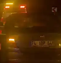 İki araç kavşakta çarpıştı
