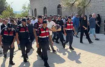 Kazada ölen bebeğinin tabutunu böyle taşıdı