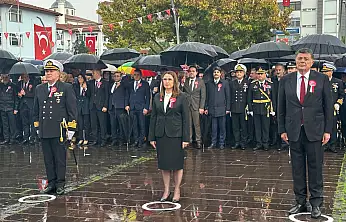 Çelenk sunma töreni düzenlendi