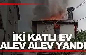 Kastamonu'da iki katlı ev alev alev yandı
