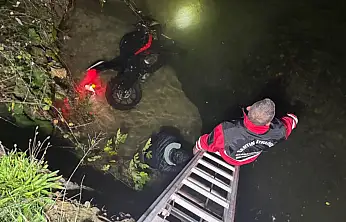 Motosikletiyle dereye uçtu