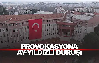 Provokasyona Ay Yıldızlı Duruş