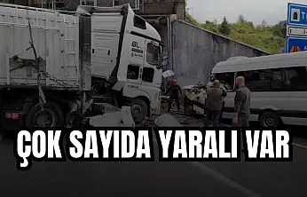 Tır ile yolcu minibüsü çarpıştı