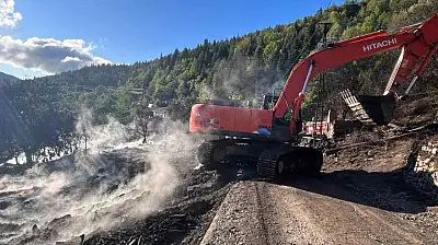 11 evin küle döndüğü köyde enkaz iş makineleriyle kaldırılıyor