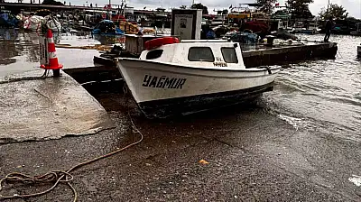 Akçakoca'da fırtına balıkçı barınağını vurdu: 4 tekne battı