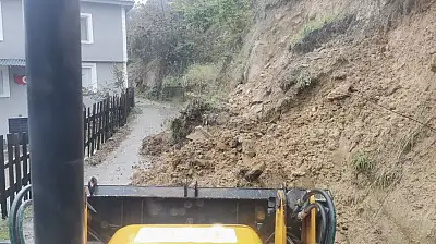 Akçakoca'da toprak kayması sonrası yol güvenliği sağlandı