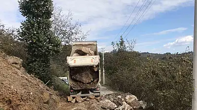 Düzce'de kayan köy yoluna müdahale edildi