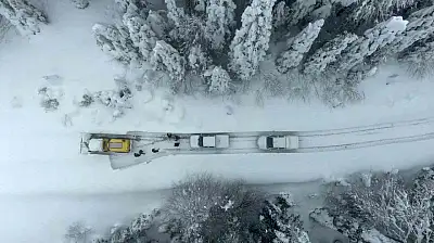 Kar altındaki köy yollarında 