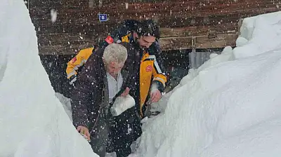 Mahsur kalan hastayı sağlık ekipleri kurtardı