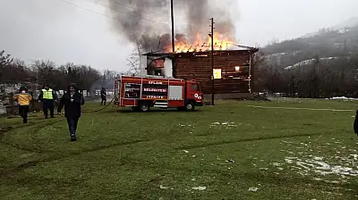 Karabük'te 450 yıllık ahşap cami alevlere teslim oldu