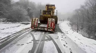 Karda kayan tır yolu trafiğe kapattı
