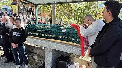 Okulda bıçaklı saldırıda hayatını kaybeden Eslem Sare, Bartın'da toprağa verildi