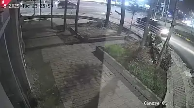 Otomobille motosikletin çarpıştığı kaza kamerada