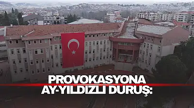 Provokasyona Ay Yıldızlı Duruş