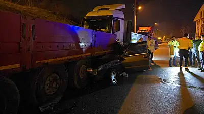 Tofaş tıra ok gibi saplandı: 1'i ağır 2 yaralı