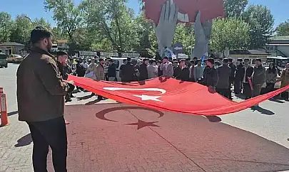 Ay ve yıldızın gölgesinde Türklük yürüyüşü