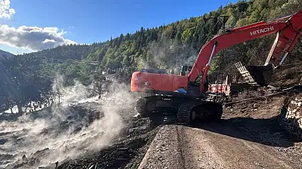 11 evin küle döndüğü köyde enkaz iş makineleriyle kaldırılıyor
