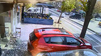 15 milyon liralık cipe çarpmamak için manevra yaptı, tatlıcı dükkanına böyle girdi