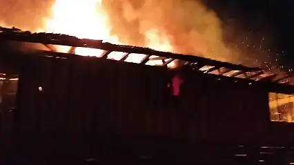 Ahşap ev alev alev yandı