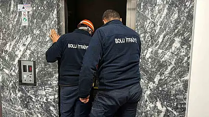 Asansörde mahsur kalan çifti itfaiye kurtardı